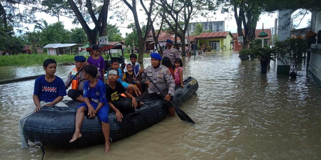 Banjir di Sei Rampah Sergai, Polisi Turunkan Perahu Karet dan Dirikan Dapur Umum