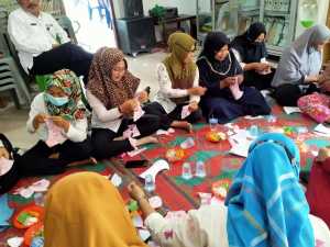 Mahasiswa KKN Unimal, Melakukan Pemberdayaan Perempuan Melalui Pembuatan Masker