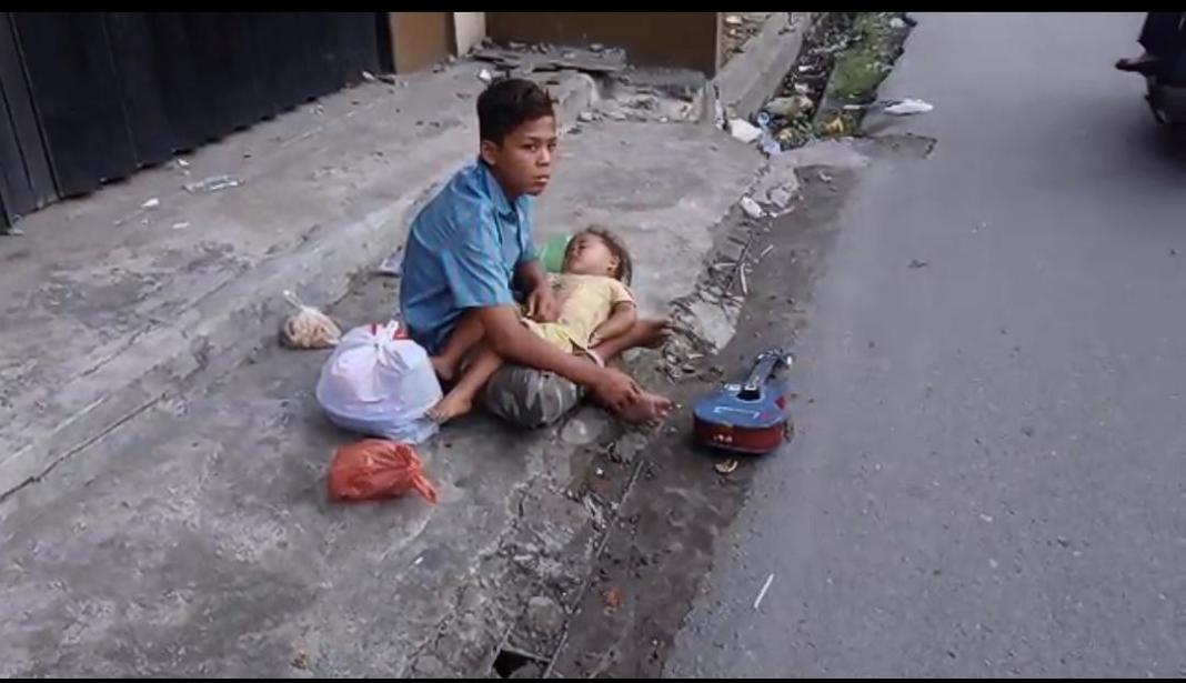 Potret Kemiskinan di Kota Medan, Seorang Bocah Menjaga Adiknya Sambil Mencari Nafkah