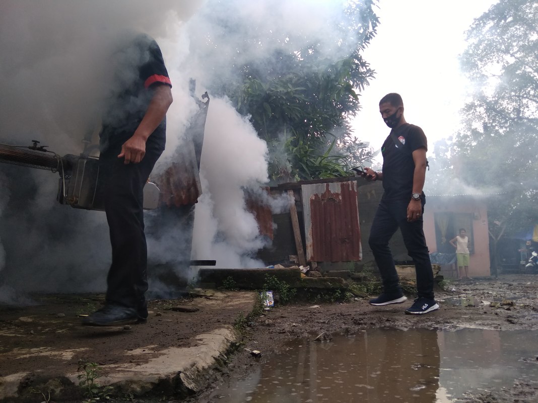Relawan Bobby Nasution, Ajak Masyarakat Tidak Golput Sambil Asapi Rumah Warga