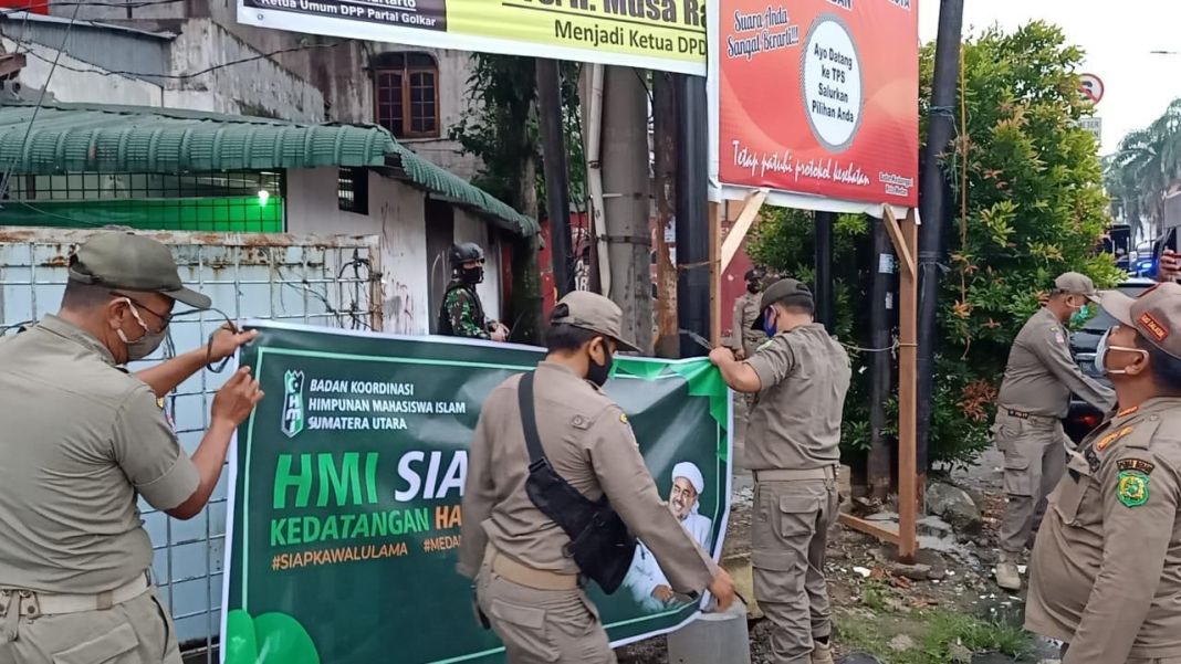 Satpol PP Copot Spanduk 'HMI Siap Kawal Kedatangan Habib Rizieq di Sumut'