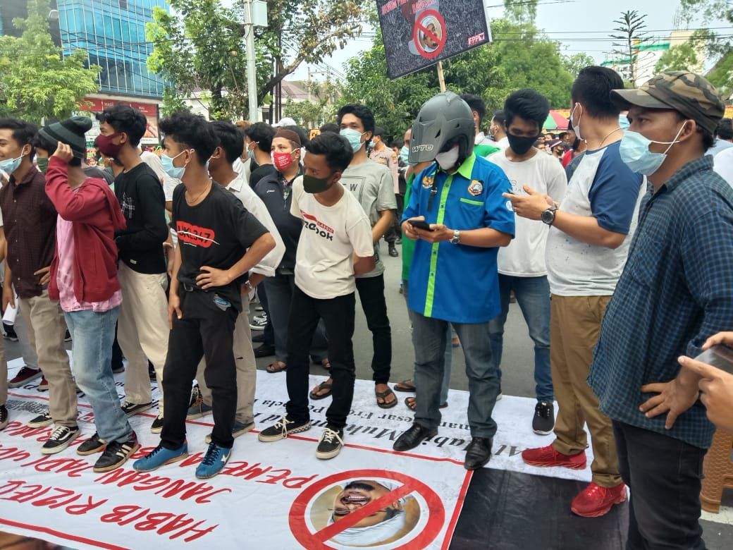 Massa Demo Tolak HRS di Medan, Foto Habib Rizieq Diinjak