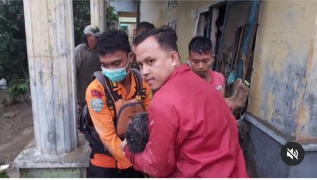 Banjir di Perumahan De Flamboyan, Lansia Dibawah Tumpukan Lemari Ditemukan Selamat