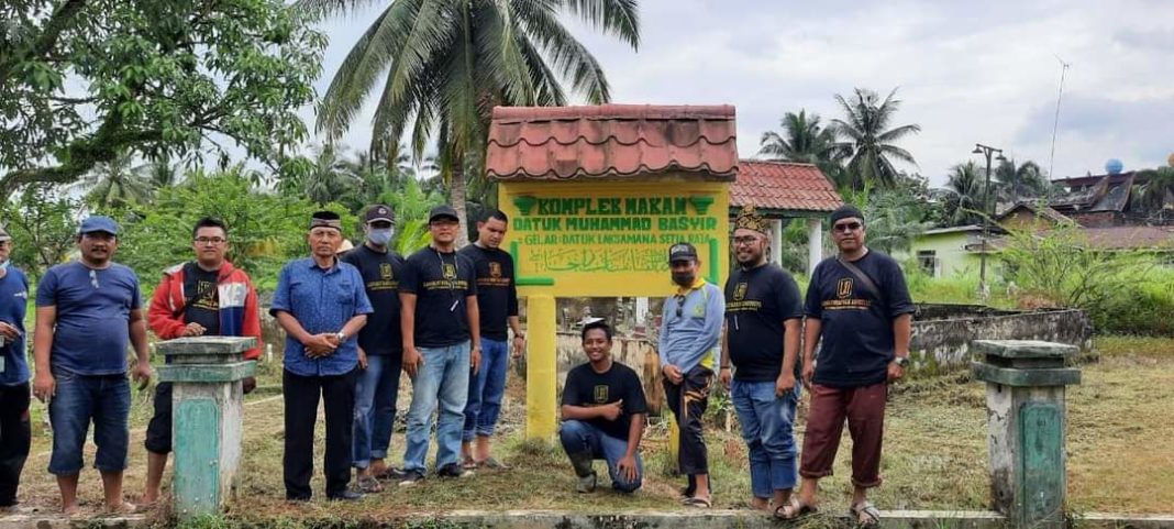 Gotong Royong Membersihkan Situs Makam Datuk Laksamana