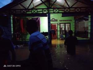 Komunitas Sabila Bersama Marinir Terobos Banjir di Babalan Antar Makanan (2)