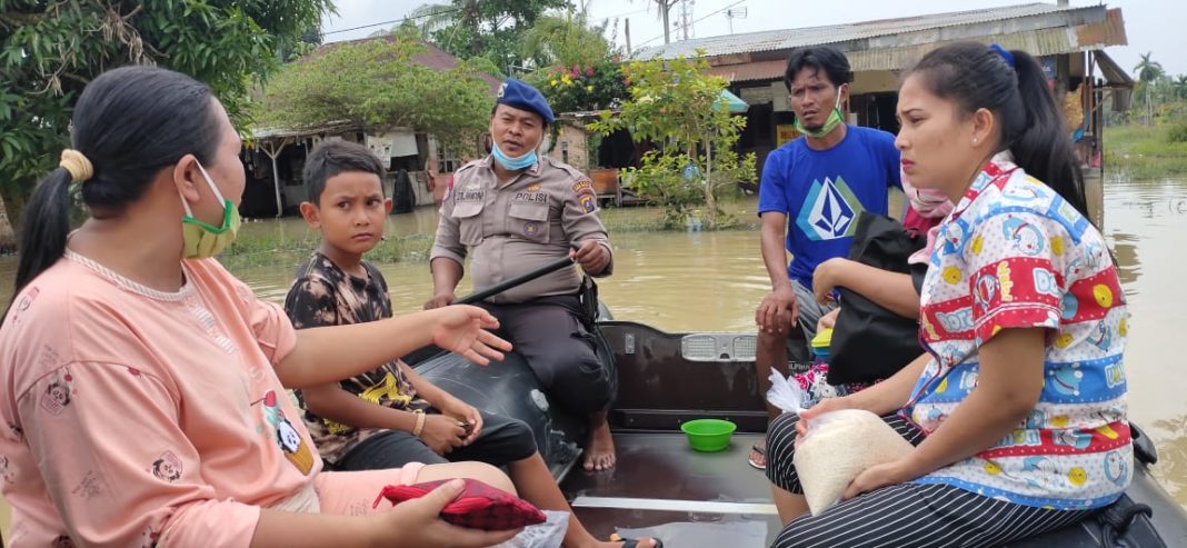 Pilkada Sergai 2020, Perjuangan Warga Terdampak Banjir Menuju TPS