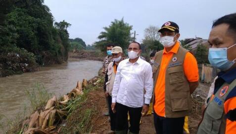 Doni Monardo, Cek Lokasi Banjir-Posko Pengungsi di Medan