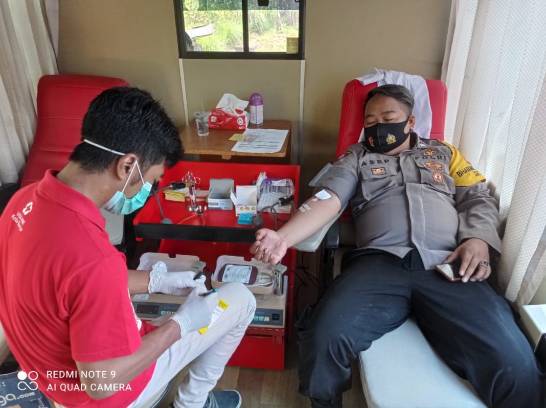 Bhabinkamtibmas Desa Sukamukti, Bersama Masyarakat Melakukan Donor Darah