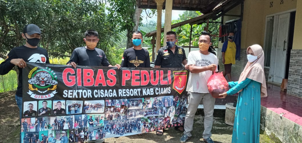 Gibas Sektor Cisaga Resort Ciamis, Salurkan Bantuan Sembako untuk Korban Positif Covid-19