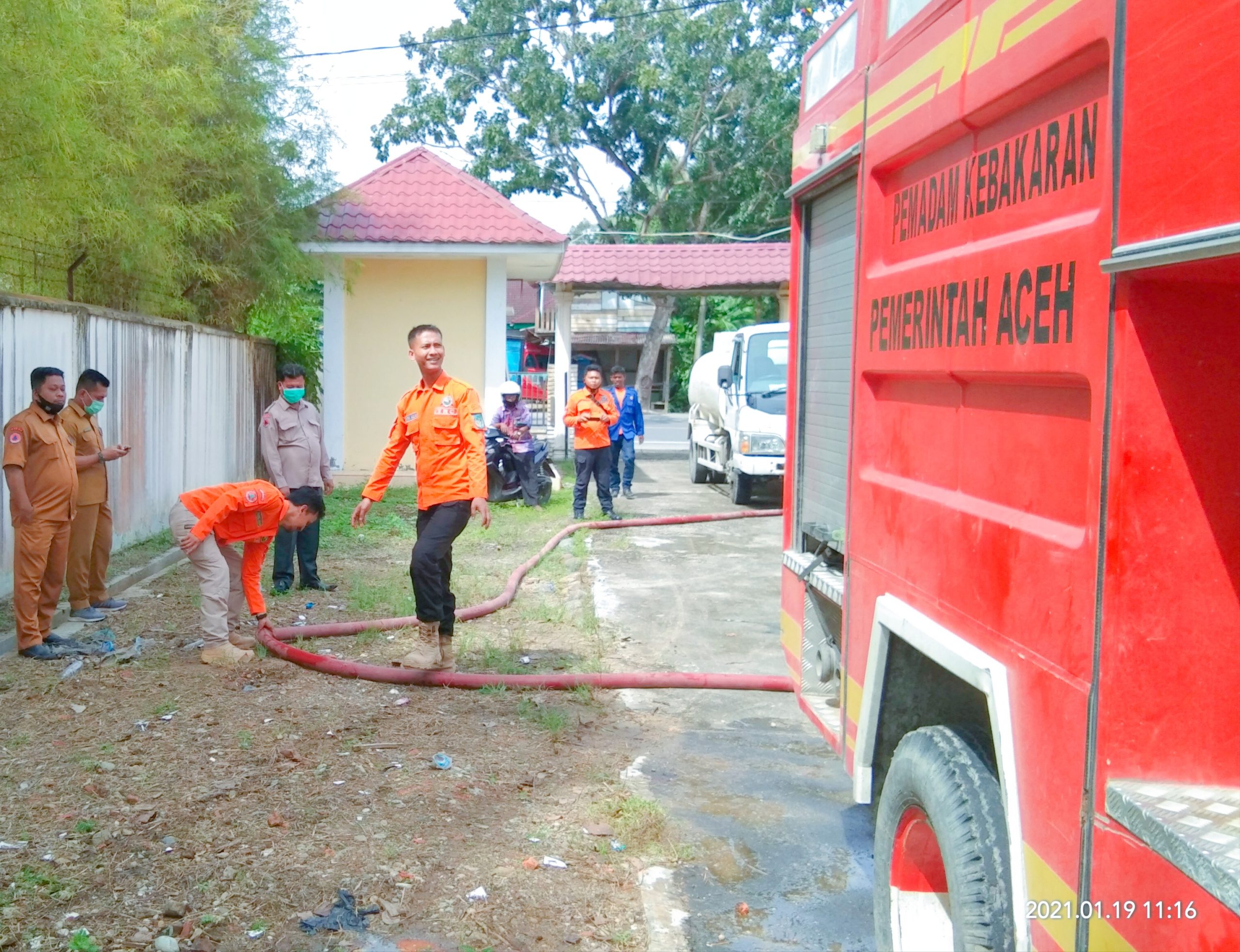 Kepala BPBD Langsa Terjung Langsung Bersihkan Tempat 