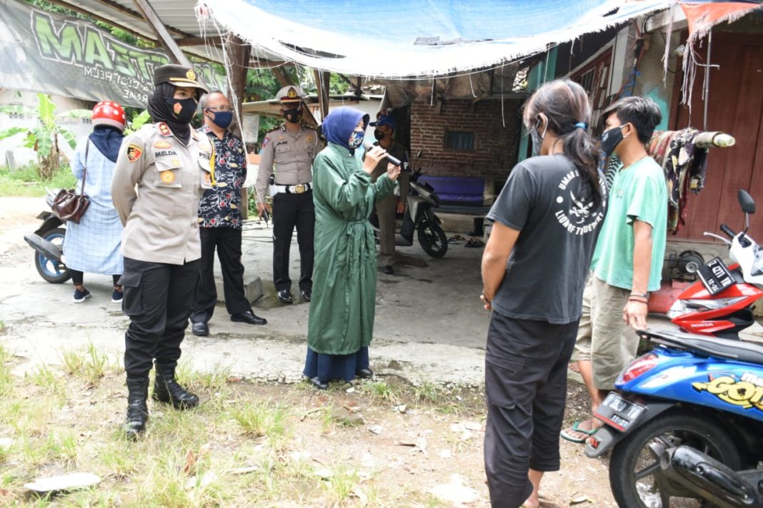 Dua Srikandi Banjar, Imbau Warga Terapkan Prokes dalam Pemberlakuan Pembatasan Kegiatan Masyarakat