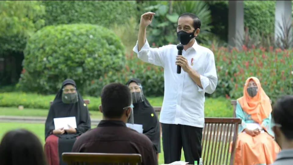 Jokowi Kembali Serahkan Bantuan Modal Kerja ke Pelaku Usaha Mikro dan Kecil