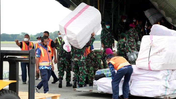 TNI AU Kerahkan 2 Hercules Distribusikan Bantuan ke Sulbar-Kalsel