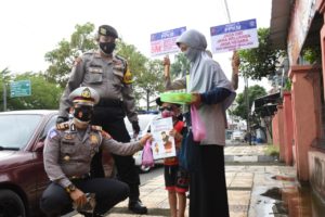 Kapolres Banjar bersama Kasat Lantas, Kasat Sabhara, serta para Perwira dan Personel Polres Banjar membagikan masker kepada para pengguna Jalan.