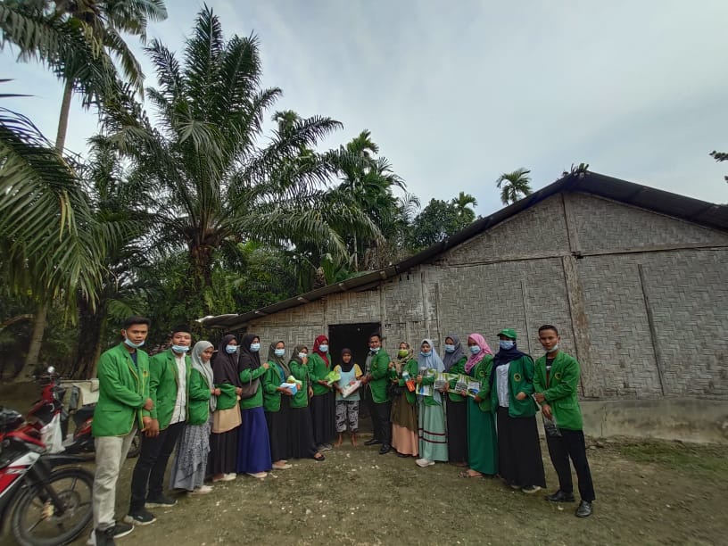 Mahasiswa KKN STAI-JM Tanjung Pura, Bagikan Sembako di Desa Sungai Ular Secanggang