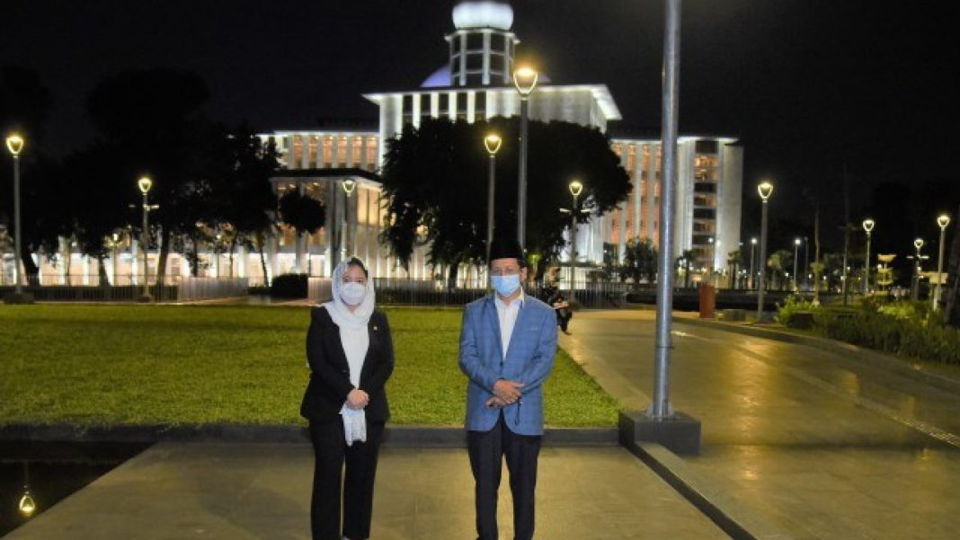 mengelilingi area Istiqlal