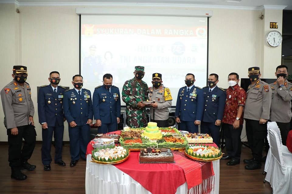 HUT ke-75 TNI AU, Kapolda Sumut Beri Suprise Pangkosek Hanudnas III