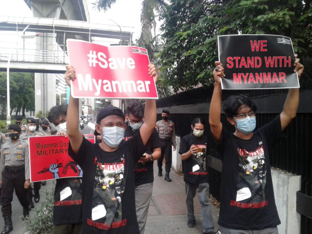 Aparat Bubarkan Aksi Solidaritas Myanmar di Jakarta, 3 Aktivis Almisbat Ditangkap