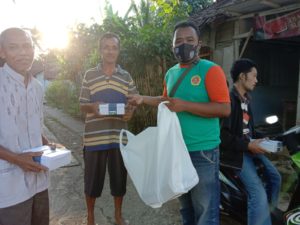 Pemerintah Kecamatan Pamarican, Bagikan Paket Makanan Berbuka Puasa kepada Masyarakat