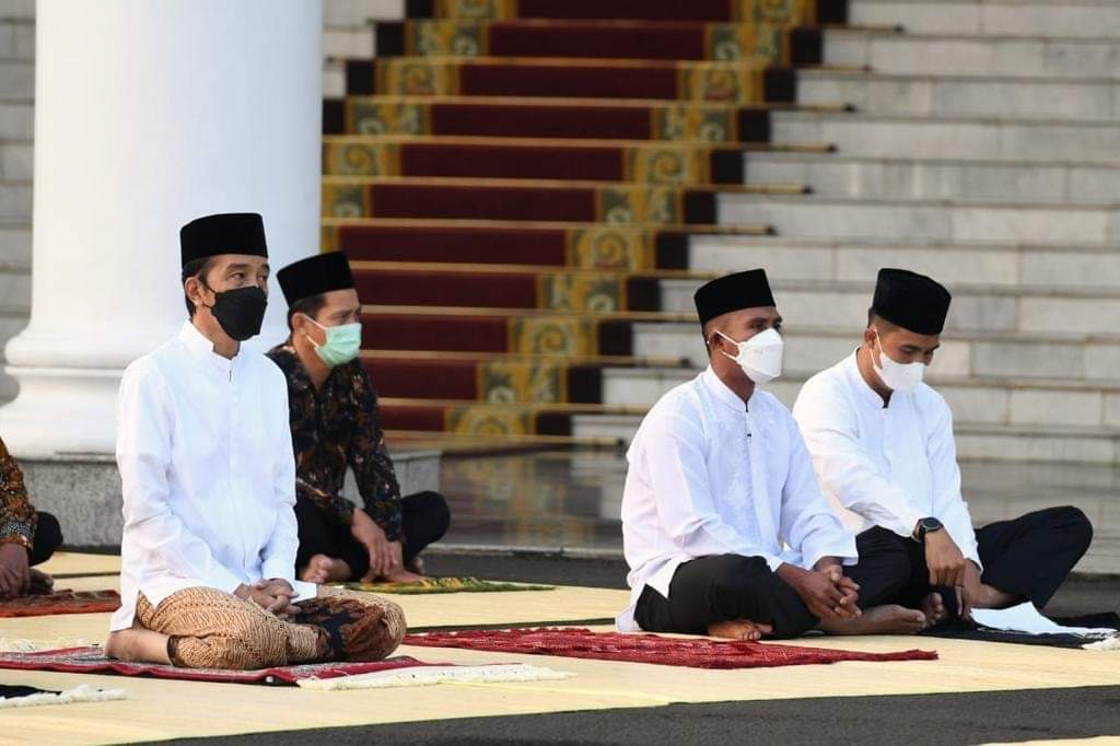 Jokowi Salat Idul Fitri di Istana Kepresidenan, Menggelar Tikar dan Saja