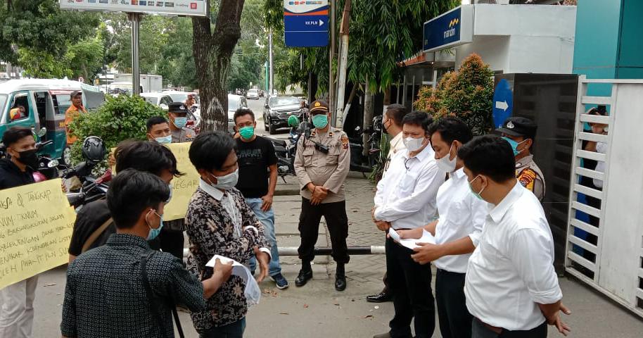 Mahasiswa Demo Kantor PLN Wilayah Sumut 