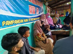 Sosialisasi KKN-PPM UIN IB Padang di RW 12 Pampangan, Terima Curhatan Warga Cemas Suntik Vaksin dan Peraturan PPKM