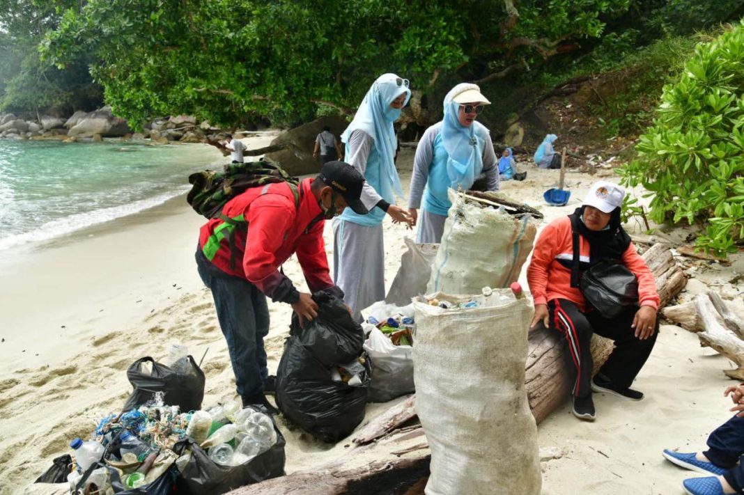 Istri Bupati dan Istri Wabup Batubara Kompak Bersihkan Pulau Pandang di Hari Kesatuan Gerak