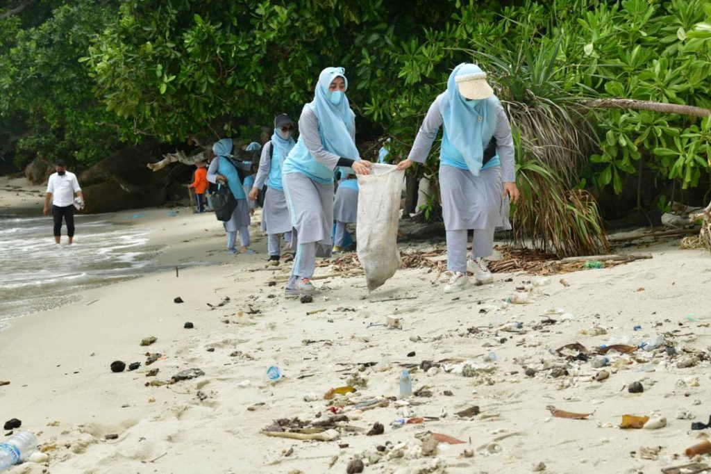 Istri Bupati dan Istri Wabup Batubara Kompak Bersihkan Pulau Pandang di Hari Kesatuan Gerak 