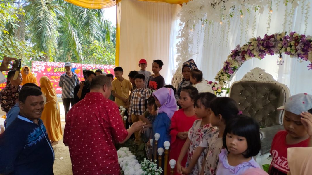 Gerbang Malay Santuni Anak-Anak Desa