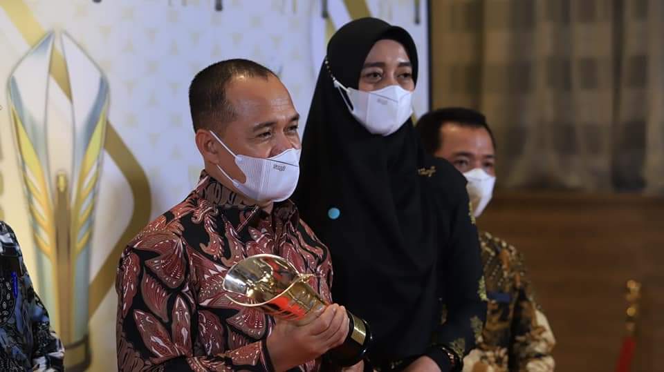 Terima Penghargaan Indonesia Awards 2021