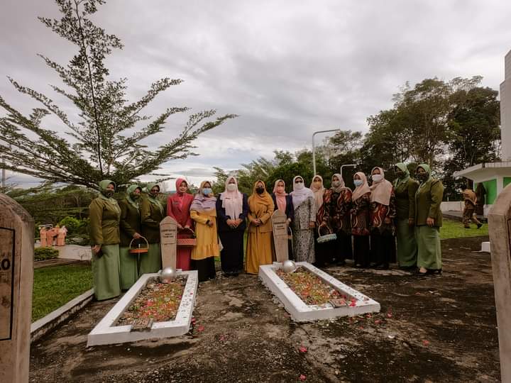 Peringati Hari Ibu dan HUT DWP, GOW Kabupaten Sijunjung Ziarah dan Tabur Bunga di TMP Puspa Bangsa
