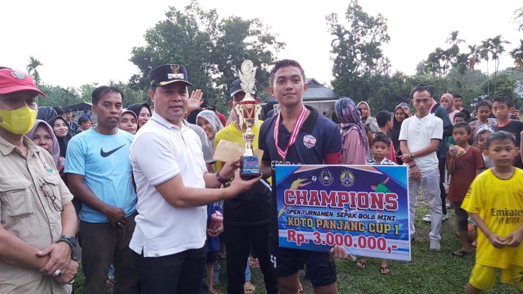 Tutup Secara Resmi, Wabup Sijunjung Apresiasi Open Tournament Bola Mini Badunsanak Koto Panjang Cup