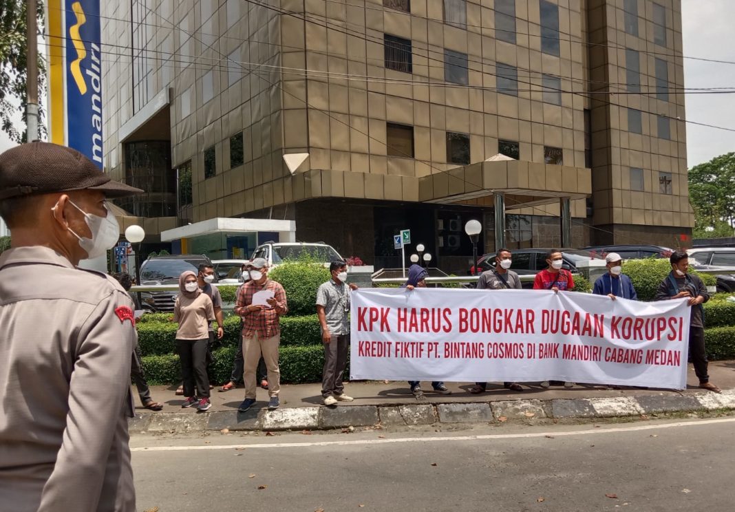 Aksi di Bank Mandiri Cabang Medan