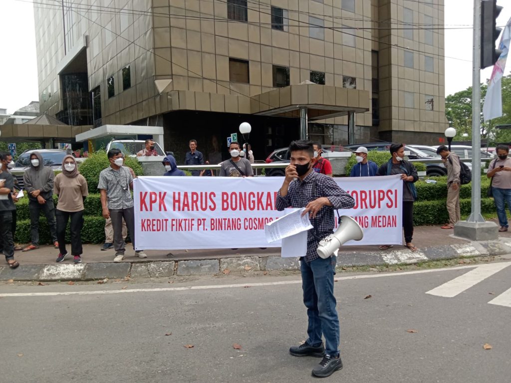 Aksi di Bank Mandiri Cabang Medan
