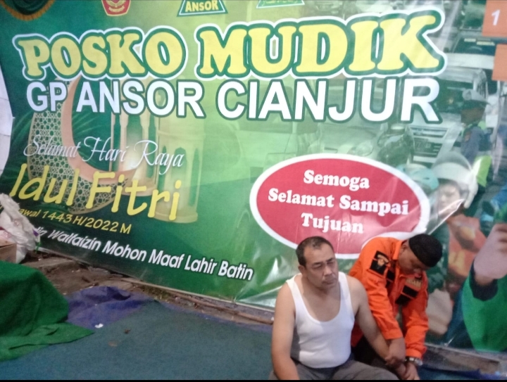 Kisah Banser di Posko Mudik GP Ansor Cianjur: Berikan Pertolongan Korban Kecelakaan Hingga Jadi Tukang Pijat Dadakan