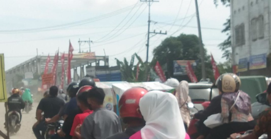 Jalan Medan-Banda Aceh di Stabat Langkat Macet