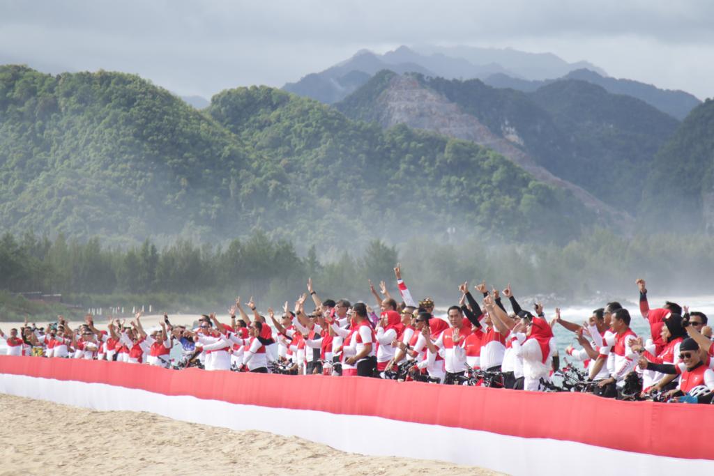 Bendera Merah Putih di Pantai Lhoknga Aceh