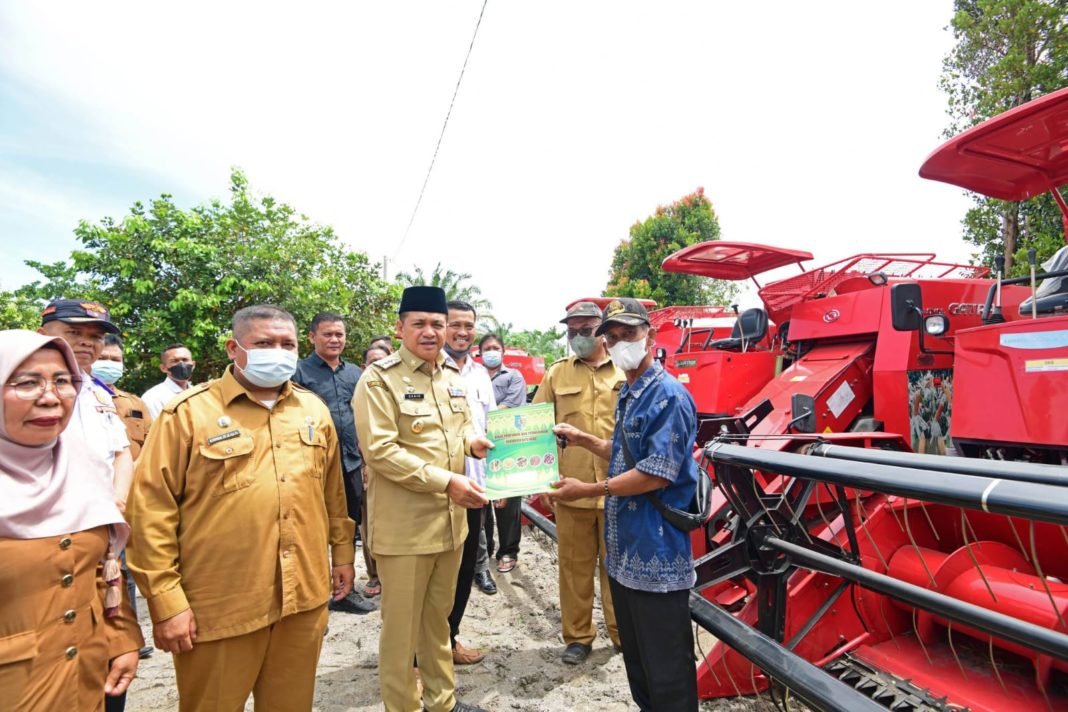Kelompok Tani di Batu Bara Terima Bantuan Alsintan dari Djarot Saiful Hidayat
