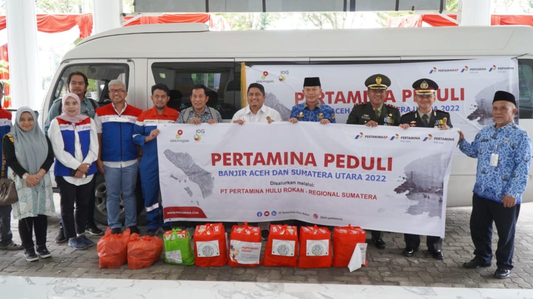 SKK Migas Sumbagut Bagikan Paket Sembako kepada Korban Banjir Langkat