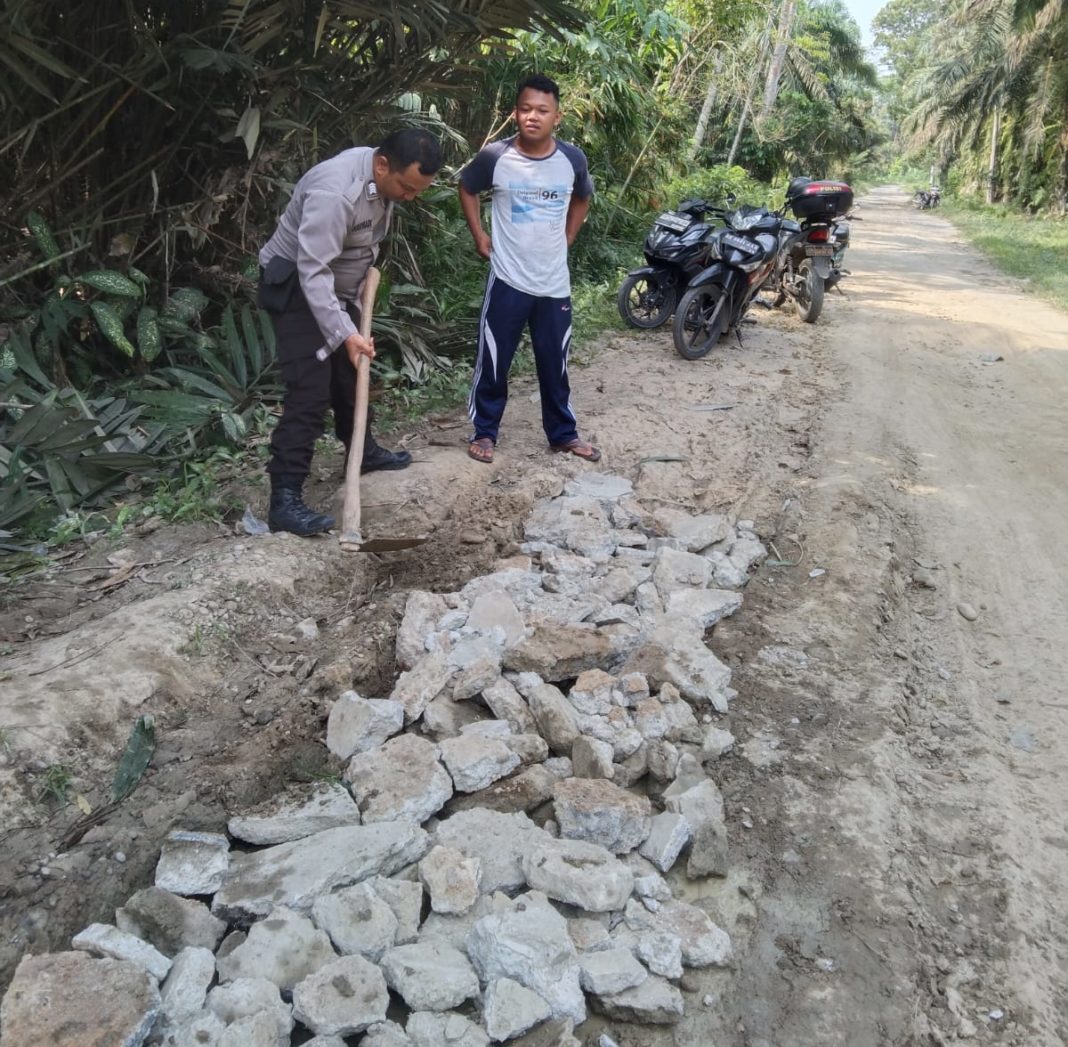 Gotong Royong Perbaiki Jalan Rusak