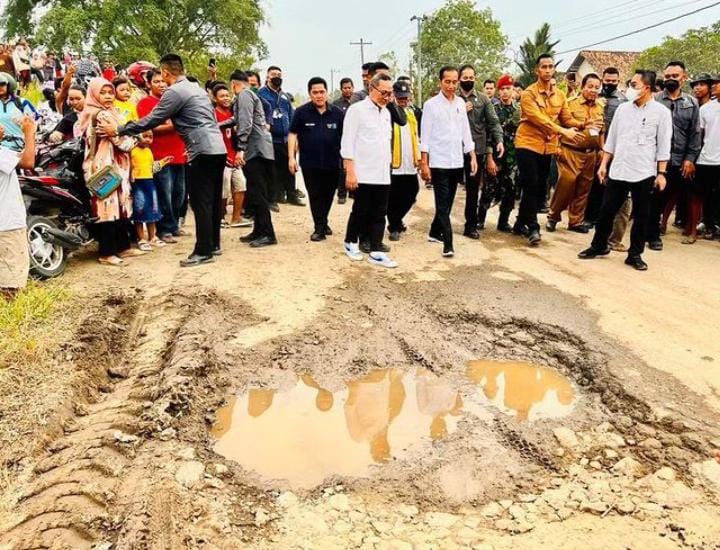 Presiden Jokowi Tinjau Jalan Rusak di Lampung