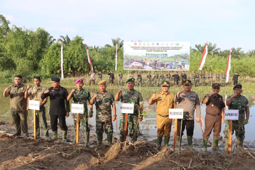 TNI dan Polri Tanam Mangrove Bersama di Langkat