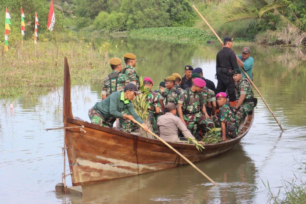 TNI dan Polri Tanam Mangrove Serentak di Langkat